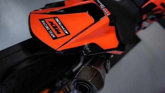 Nel pacchetto accessori sono compresi anche lo scarico Akrapovic e l’unghia copri-sella