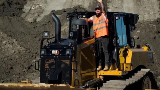 Miller si è applicato con entusiasmo nel suo nuovo lavoro, mostrandosi addirittura intento a dirigere i lavori di scavo (foto @jackmilleraus)