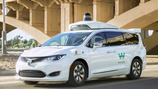 La Chrysler Pacifica con l’hardware della Waymo