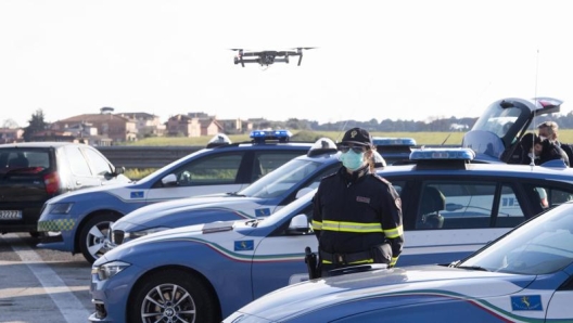 Vigili in un posto di blocco che sorvegliano con l’aiuto di un drone