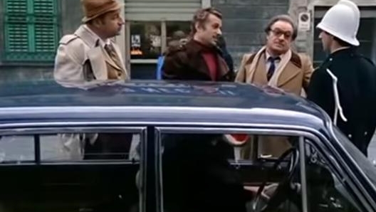 Ancora una scena del film Amici miei con Tognazzi alle prese con il vigile