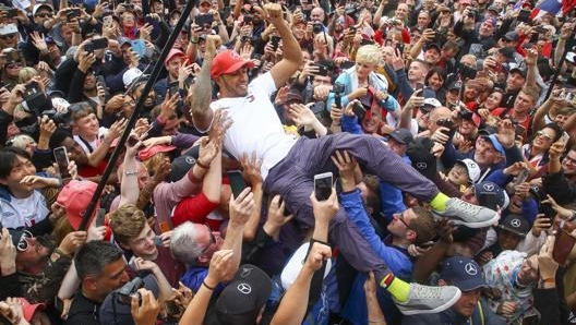 Il tuffo di Lewis Hamilton coi tifosi a Silverstone 2019. Epa