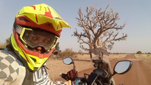 In Guinea davanti a un albero di Baobab