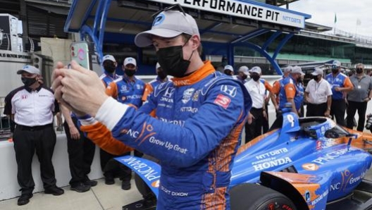 Scott Dixon celebra la pole appena conquistata. Ap