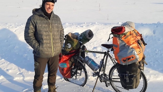 Lorenzo Barone con la sua compagna di viaggio a pedali