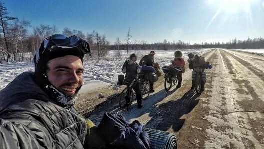 Lorenzo Barone in Siberia con alcuni compagni di viaggio