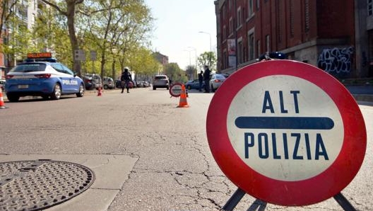 Un posto di controllo a Milano. Ansa