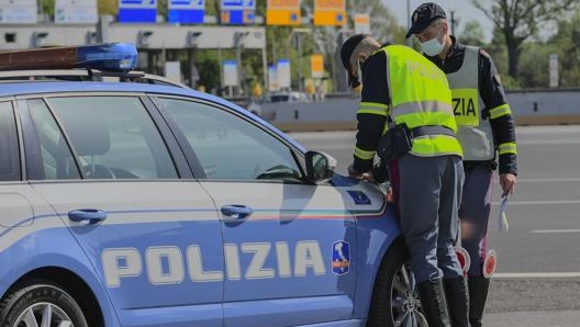 La polizia ha deviato subito il traffico evitando il peggio. Ansa