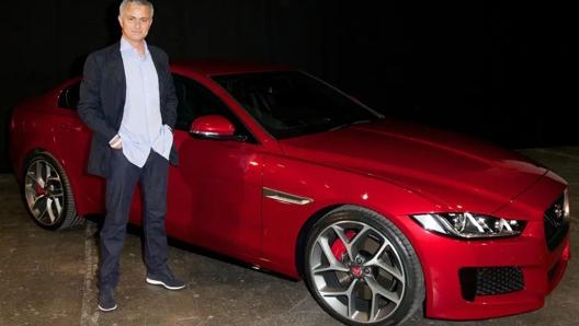 Jose Mourinho davanti a una Jaguar rossa