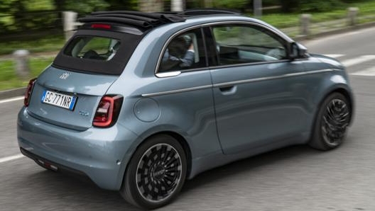 In questa configurazione la Fiat 500 elettrica permette di godersi il vento tra i capelli