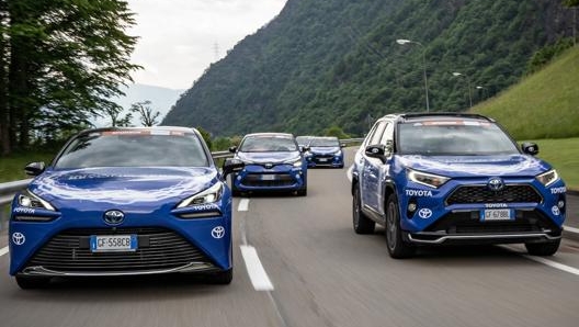 Toyota Mirai a idrogeno e RAV4 plug-in hybrid guidano la carovana della Beyond Zero Challenge in occasione della penultima tappa del Giro 2021