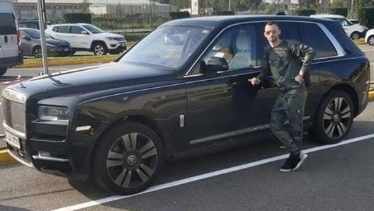 Il centrocampista dell’Inter, Marcelo Brozovic, con la sua Rolls Royce Cullinan