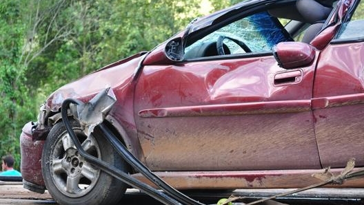 Se non ci sono feriti, e se è possibile, liberare la carreggiata spostando i veicoli incidentati sul margine destro