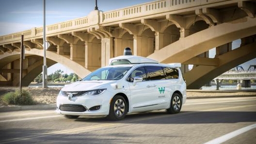 La Chrysler Pacifica con l’hardware della Waymo