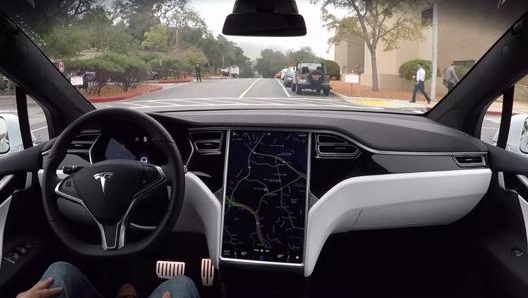 L’Autopilot di Tesla è conforme al Livello 2