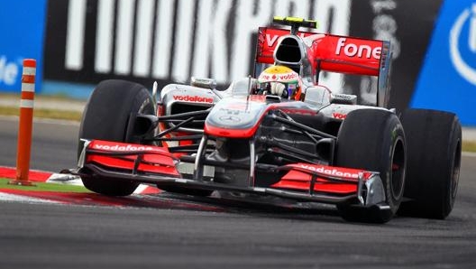 Hamilton al GP di Turchia 2010 con la McLaren messa all'asta. Epa