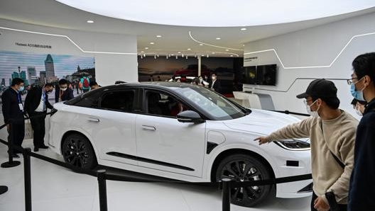 Un'auto a guida autonoma, una Arcfox aS HI, in esposizione nello stand Huawei al recente salone  dell'auto di Shanghai. Afp