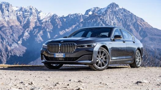 La Bmw 745e ha una motorizzazione ibrida plug-in a benzina