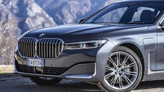 La nuova Bmw 745e ha unestetica del tutto ridisegnata, come dimostra la  calandra