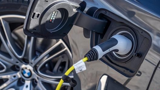 La presa per ricaricare la batteria che alimenta il motore elettrico