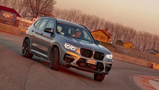 La Bmw X3 M condivide il motore con la cugina X4 M, il 6 cilindri M Twin Power Turbo da 3.0 litri