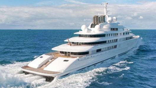 Azzam della famiglia reale di Abu Dhabi, con i suoi 180 metri, è la nave privata più grande del mondo