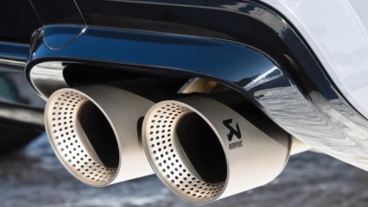 Lo scarico Akrapovic conferisce alla Ateca un sound da macchina da corsa