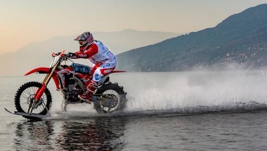 Luca Colombo sulla Honda Crf 450R preparata appositamente per planare sull'acqua