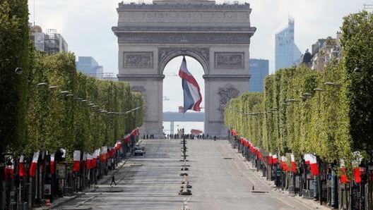 Gli Champs-Elysees vestiti a festa per una cerimonia commemorativa. Afp