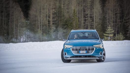 Roland Fischnaller al volante del Suv Audi e-tron