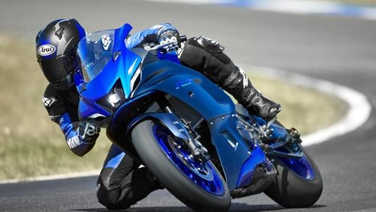 Lo sguardo aggressivo della nuova Yamaha R7