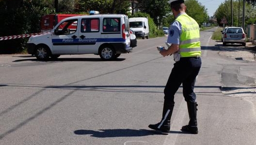 I rilievi della polizia municipale sul luogo dell'incidente. Ansa