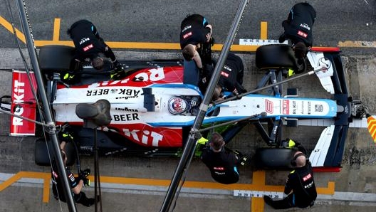 La Williams FW 43 in pit stop durante gli ultimi test al Montmelò di fine febbraio. GETTY