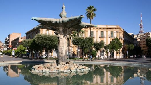 La Fontana del Sele, il simbolo della città di Foggia. Nell’altra pagina, il Castello medievale di Castel di Sangro.