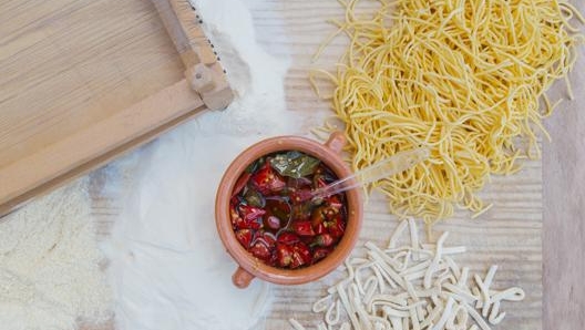 SPAGHETTI ALLA CHITARRA Tipica pasta artigianale abruzzese a base quadrata, prendono il nome dalla chitarra, strumento culinario della regione.