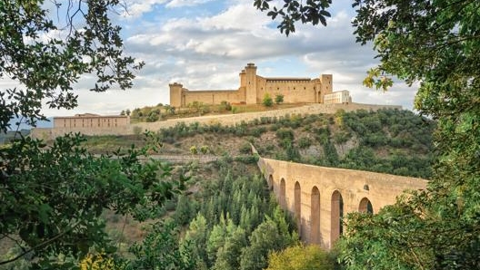 CHE FORTEZZA Ponte delle torri e Rocca Albornoziana di Spoleto. Nell’altra pagina, vigneti nella zona di Montalcino.