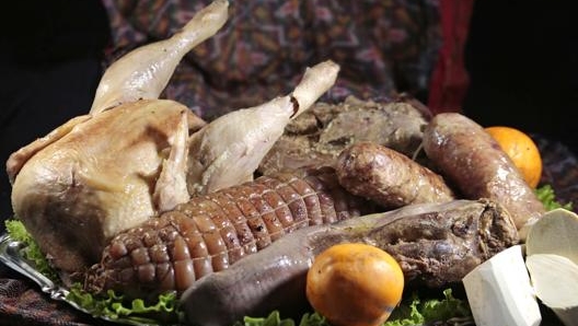 I BOLLITI (CON PEARÀ) Il Bollito di carni miste è il piatto delle feste per eccellenza. La Pearà è una salsa con pane grattugiato, brodo e midollo di bue.