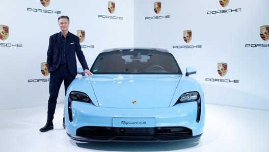 Il Ceo di Porsche Oliver Blume accanto alla Taycan