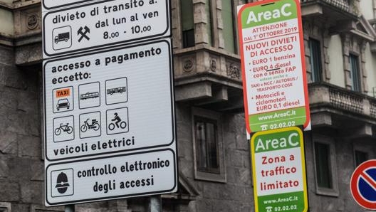 Un varco dell’Area C di Milano. Ansa