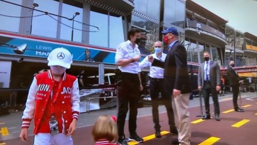 Toto Wolff, boss Mercedes, saluta Alberto di Monaco in pit lane, mentre i figli del principe giocano con il cappellino griffato