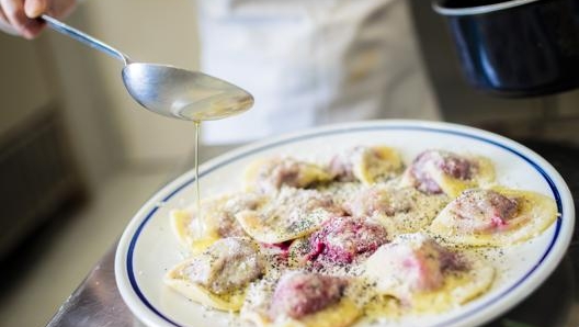 CASUNZIEI ALL’AMPEZZANA Nella loro versione ampezzana, i ravioli prevedono un ripieno vegetale a base di barbabietole e burro di malga.