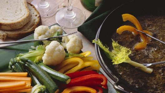 SPECIALITÀ BAGNA CAUDA FORMAGGIO CASERA È una preparazione a base di aglio e acciughe salate e diliscate. Si consuma poi intingendovi verdure di stagione crude o cotte.