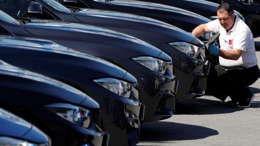 Le vendite di auto sono in netta ripresa rispetto al 2020 ma il calo rispetto al 2019. Afp