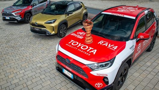 La Toyota Rav4 in primo piano con il trofeo senza fine