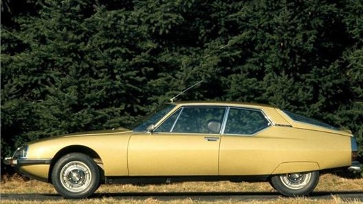 L’inconfondibile profilo della Citroën SM