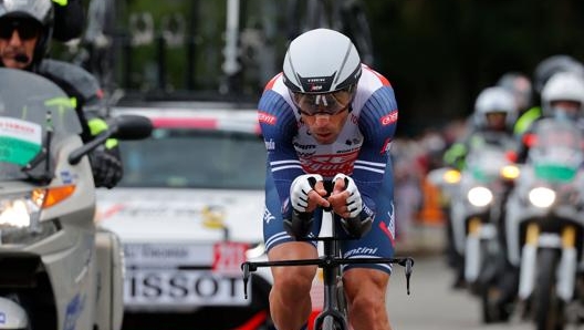 Vincenzo Nibali "circondato" da moto e auto durante la giornata d'apertura del Giro d'Italia 2021. Afp