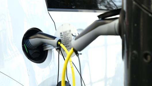 La crisi generale del mercato trascinerà anche le auto elettriche, secondo le stime