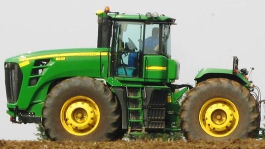 Al suo cospetto persino il possente John Deere 9630  costretto ad inchinarsi