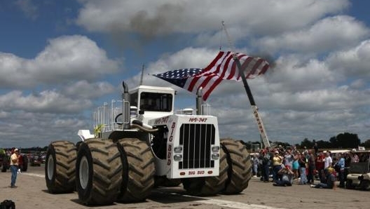 Mezzi ciclopici e bandiere americane: un binomio squisitamente yankee