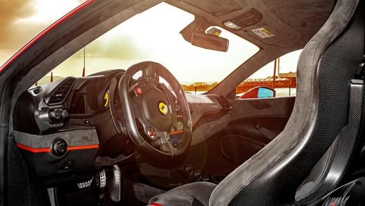 L’abitacolo della Ferrari 488 Pista è rivolto al circuito ma non difetta in qualità ed eleganza